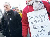 Deutliche Warnung. Berlin hat über Jahre Industriearbeitsplätze verloren. 2005 etwa demonstrierten Beschäftigte von Samsung, JVC und CNH gegen die Schließung ihrer Betriebe. Quelle: Foto: ddp