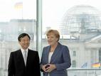 Kronprinz Naruhito, hier mit Bundeskanzlerin Merkel, hält sich für drei Tage in Deutschland auf. Der 51 Jahre alte Sohn des japanischen Kaisers Akihito ist zum 150-jährigen Bestehen der diplomatischen Beziehungen zwischen Deutschland und Japan in Berlin. Quelle: Foto: dpa