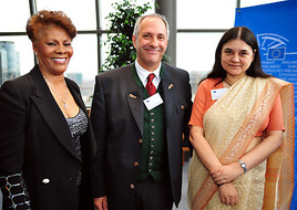 Im Bild von links: Weltstar Dionne Warwick, Energy Globe Gründer Ing. Wolfgang Neumann, Maneka Gandhi, Energy Globe Foundation Honorary Board  ...